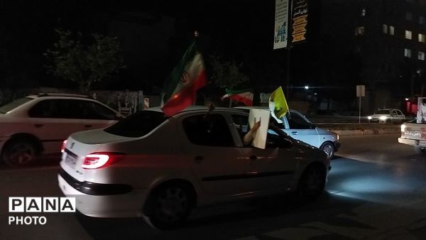 پرچم های ایران و حزب الله  بر فراز شهر نیشابور 