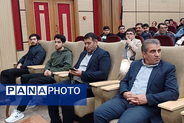 تقدیر از دانش‌آموزان دبیرستان هیات امنایی البرز در اردوگاه استانی شهید محمد منتظری شهریار 