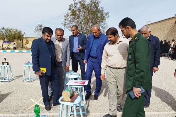 نمایشگاه دست‌سازه‌های دانش‌آموزی و بازارچه مدرسه‌ای در مدرسه شهید رنجبر