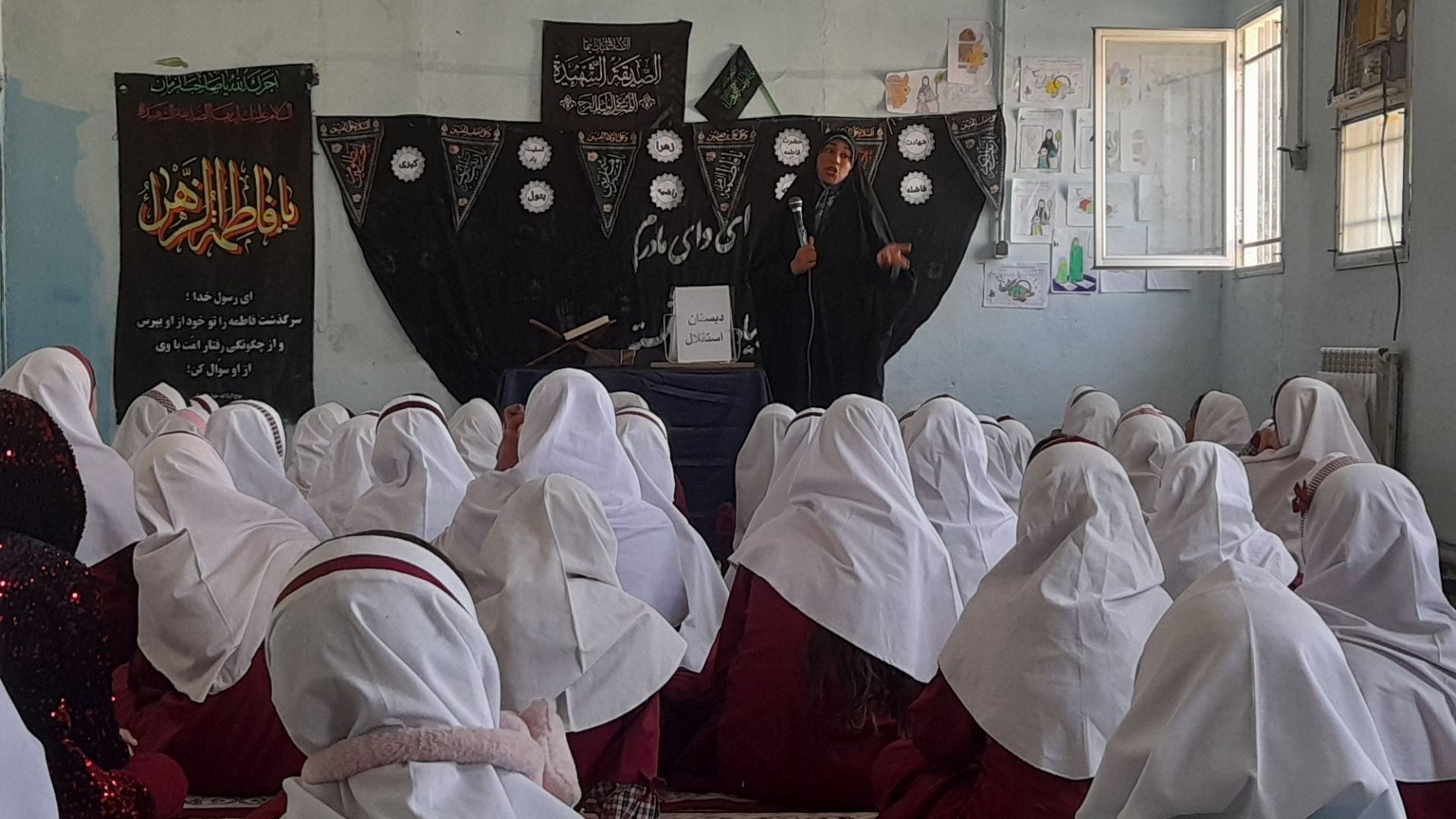 مراسم معنوی ایام فاطمیه در دبستان استقلال حاجی‌آباد
