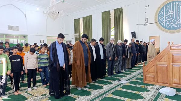  اقامه نماز جماعت و بازدید صمیمی از اعتکاف پسران در خلیل آباد