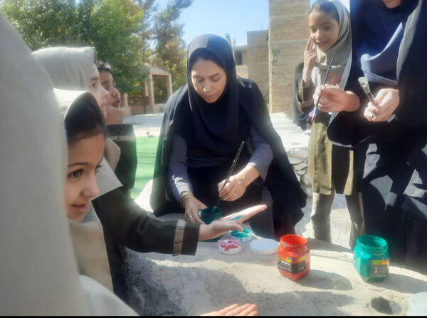 حضور پرشور دانش آموزان مدارس شهرستان خاتم در راهپیمایی ۱۳ آبان 