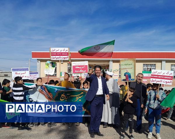 راهپیمایی ۱۳ آبان دانش‌آموزان روستای نمرور 