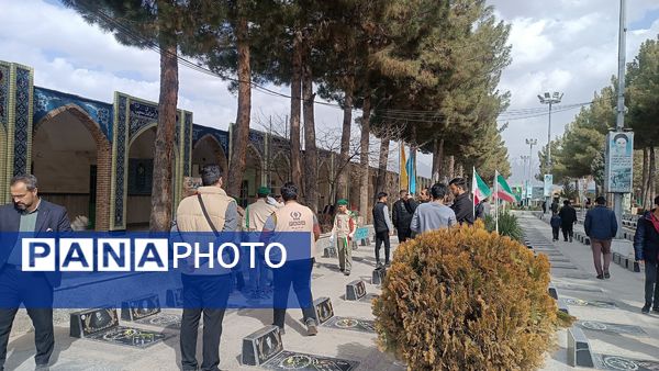 غبار روبی مزار شهدا نیشابور در هفته امور تربیتی