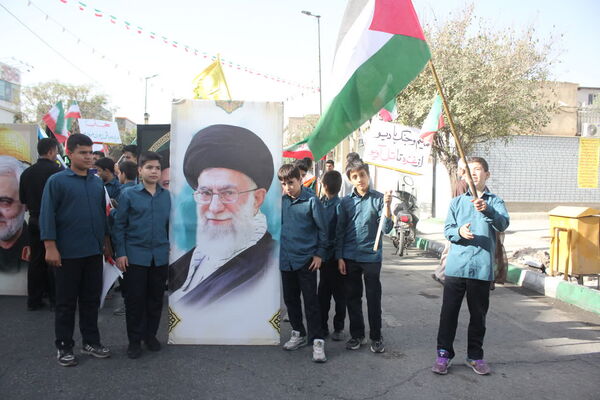 جلوه‌هایی از حضور حماسی دانش‌آموزان قم در راهپیمایی یوم الله ۱۳ آبان
