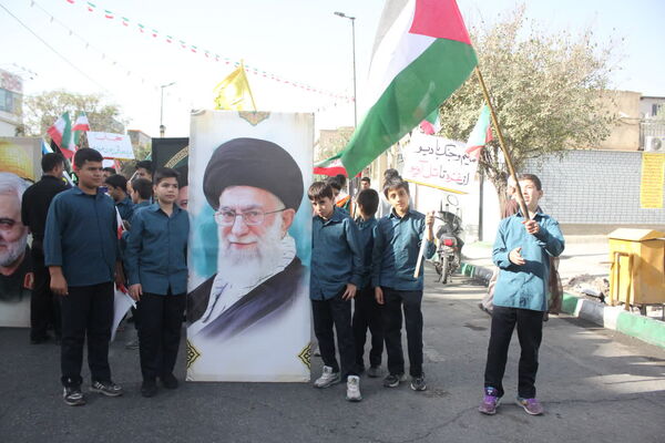 جلوه‌هایی از حضور حماسی دانش‌آموزان قم در راهپیمایی یوم الله ۱۳ آبان