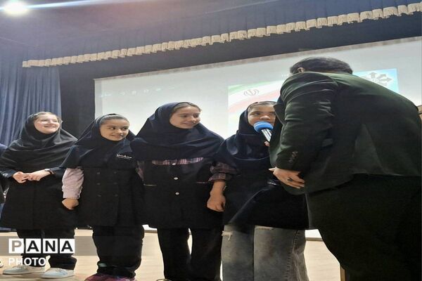 مراسم اعطای نشان سمپاد به دانش آموزان فرزانگان ورامین