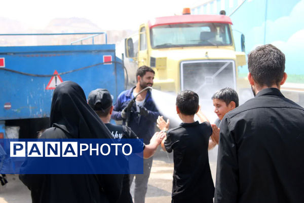 جلوه‌های زیبای انس و همدلی در خدمت به ارادتمندان سیدالشهدا(ع)