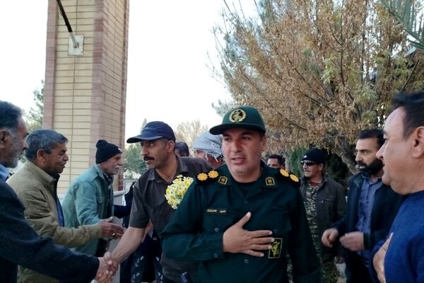 غبار روبی و عطرافشانی قبور مطهر شهدای روستای ظفرآباد
