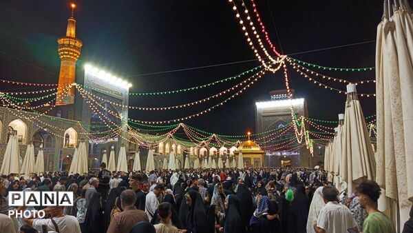 حرم مطهر رضوی در شب میلاد پیامبر رحمت (ص) غرق در نور و شادی شد