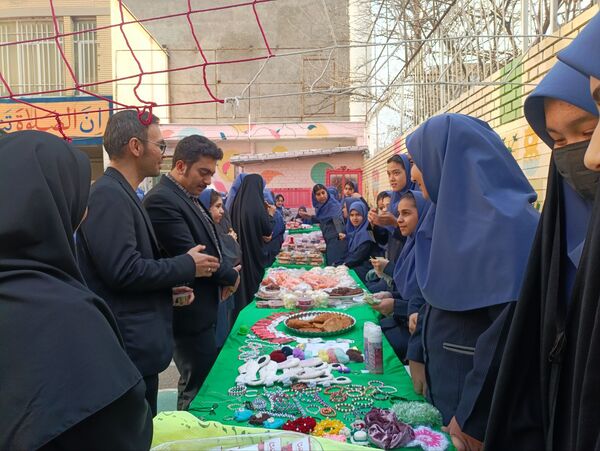 برپایی بازارچه دانش آموزی در دبیرستان دکتر جواد حداد۲ 