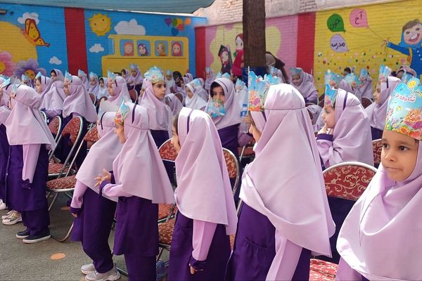 جشن شکوفه ها در دبستان هیات امنایی آزاده ناحیه دو شهرری 