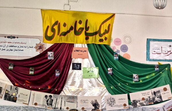 آماده سازی فضای آموزشگاه به مناسبت روز پیروزی انقلاب اسلامی 