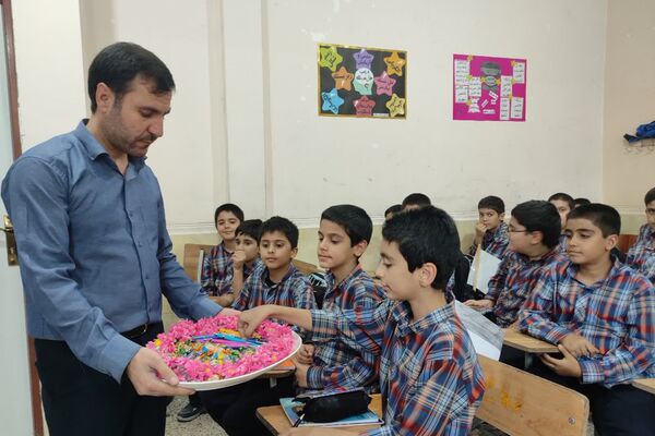  بزرگداشت روز دانش آموز در آموزشگاه معارف۶ شیراز 