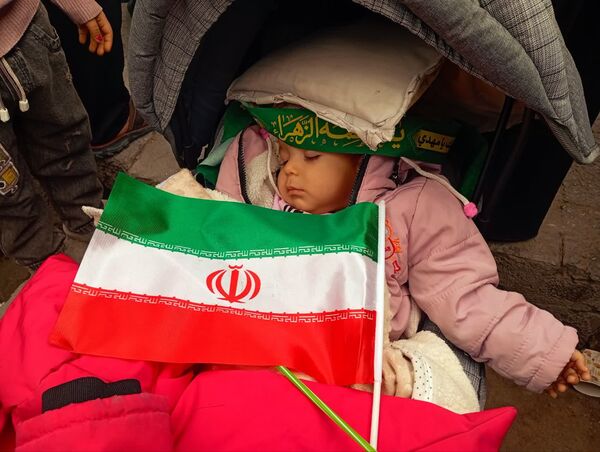 جلوه‌هایی از حضور پرشور دهه نودی‌ها در راهپیمایی ۲۲ بهمن در یزد