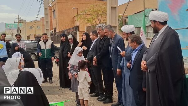 آیین اهتزاز پرچم امام رضا(ع) و رونمایی از دیوارنگاره کودکان میناب در شهر کهک