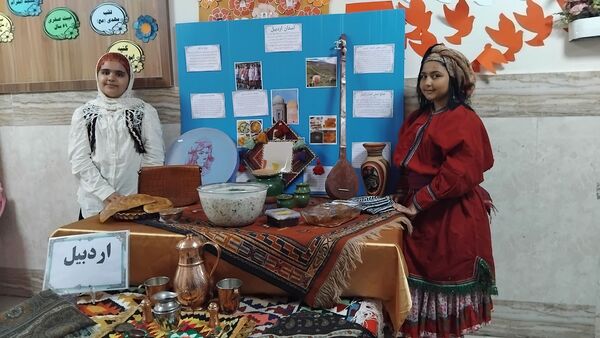 برگزاری جشنواره ایران شناسی در دبستان دخترانه شهدای ایران تایر