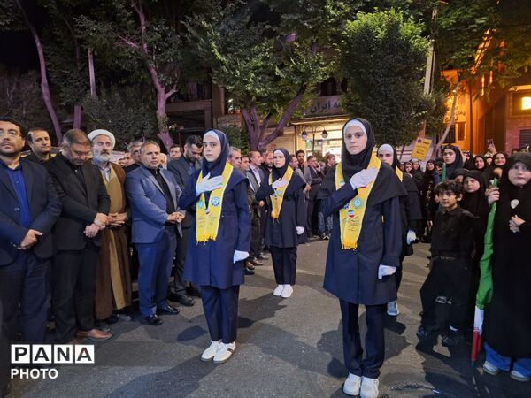 تجمع شبانه فرهنگیان و دانش‌آموزان تبریز با حضور معاون وزیر
