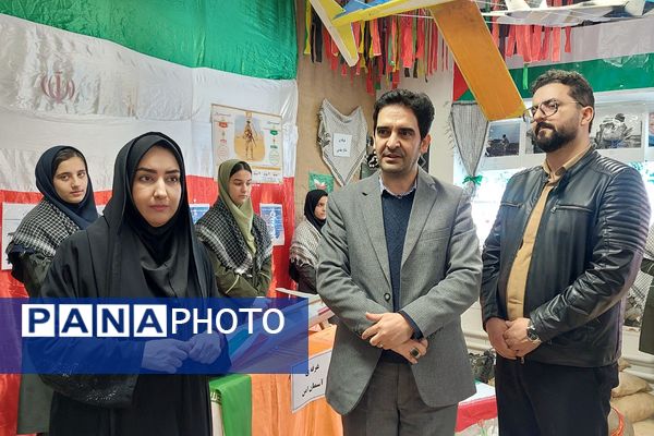 افتتاحیه نمایشگاه «مدرسه انقلاب» در مدرسه شهید شرافت بهارستان‌دو