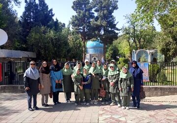 حضور همکاران و دانش‌آموزان دبستان میلاد در آرامگاه مشاهیر نیشابور