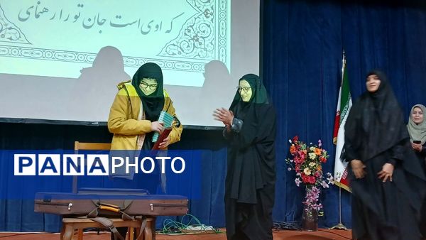 آیین تجلیل از دانش آموزان برتر دبیرستان عترت محمودآباد 