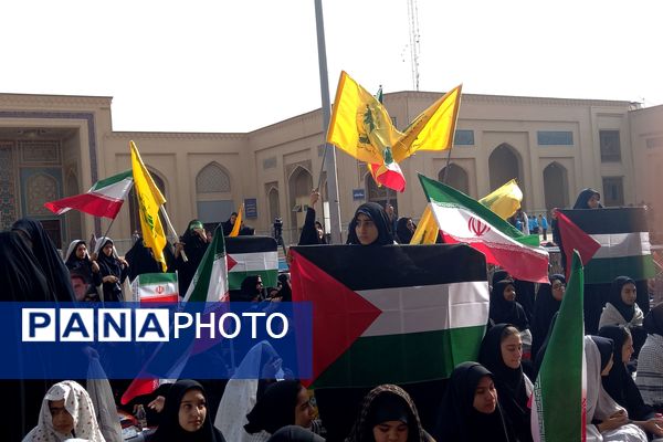 حضور پرشور دختران زینبی در تجمع دانش‌آموزی حمایت از جبهه مقاومت اسلامی