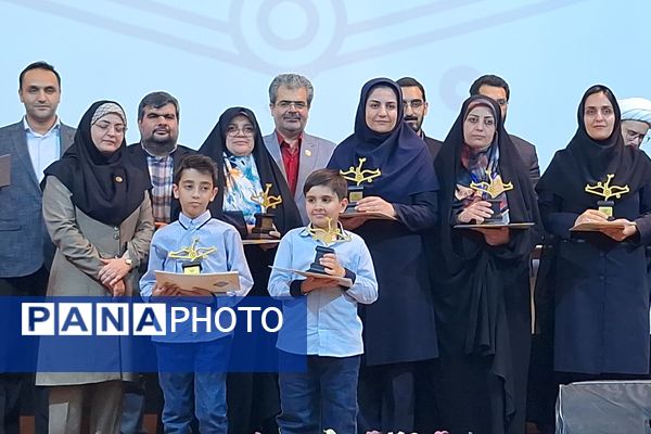 تجلیل از برگزیدگان جشنواره بزرگ جوانه در مجتمع آموزشی و فرهنگی علوم پزشکی شیراز 