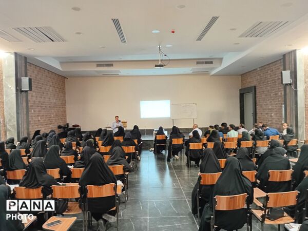 تقویت مهارت‌های تخصصی فرهنگیان مهریز در دبیرستان شکیب