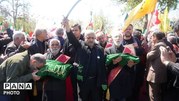 طنین لبیک کرجی‌ها در چهلمین روز عروج  رهبر شهید انقلاب
