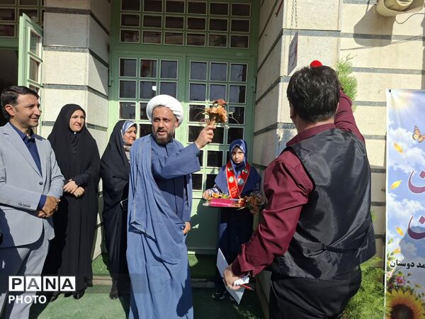 آیین بازگشایی مدارس و نواختن زنگ مهر و مقاومت در ناحیه دو شیراز