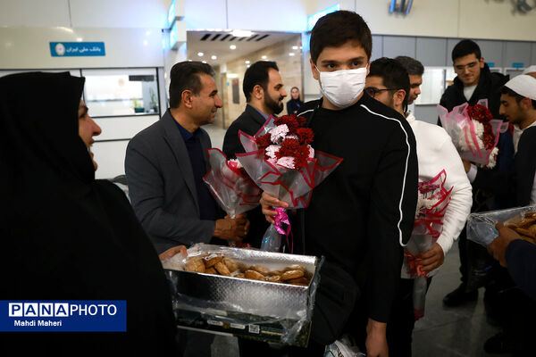 استقبال از کاروان عمره‌گذار دانش‌آموزی از سکوی پروازی تهران