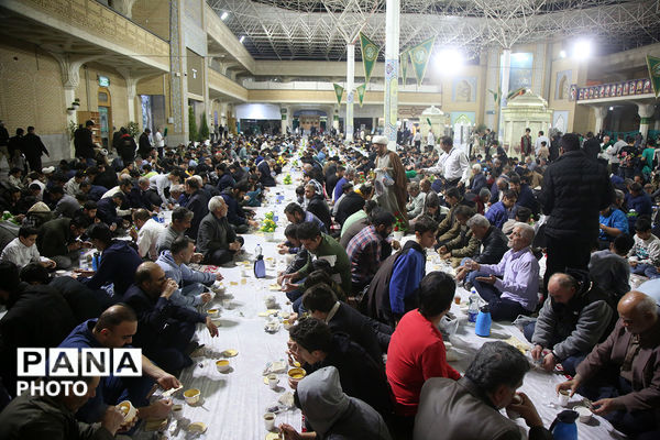 سفره افطاری حرم کریمه اهل بیت(س) در ماه ضیافت الهی