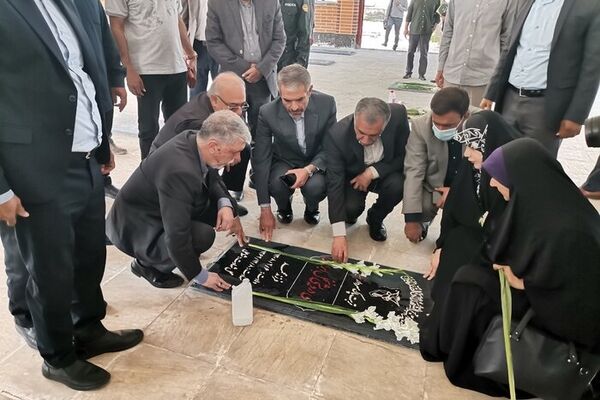 ادای احترام وزیر فرهنگ و ارشاد اسلامی به شهدای خلیج فارس