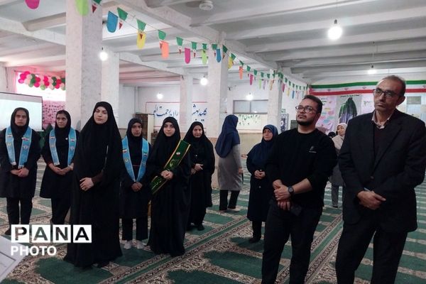 نمایشگاه مدرسه انقلاب در دبیرستان جوادالائمه بهارستان‌دو