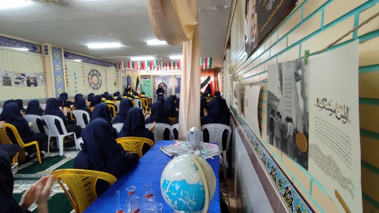 میزگرد نسل سوم در نمازخانه دبیرستان شهید بهشتی