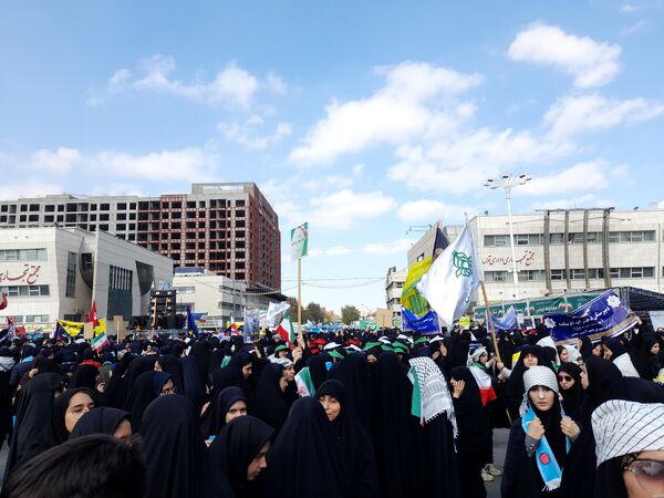 طنین فریاد «مرگ بر آمریکا» در میدان شهدا با حضور دانش‌آموزان شاهد ارض‌اقدس