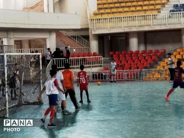 انفجار هیجان در سالن انقلاب نیشابور؛ شور و نشاط نوجوانان در مسابقات فوتسال هیئت فداییان شاهزاده قاسم