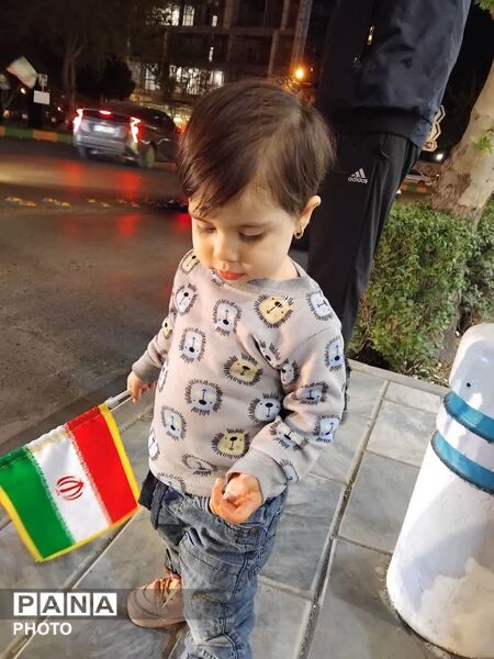 مردم در کنار هم، خیابان‌ها به نام وطن