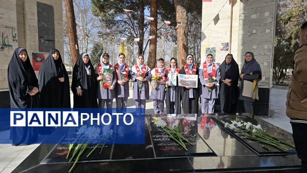 گلباران مزار شهدا توسط پیشتازان مدرسه دانش و هنر نظرآباد