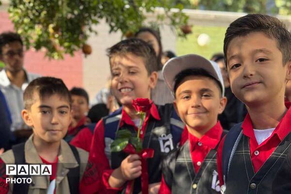 آغاز سال تحصیلی در مدرسه غیردولتی ایمان بجنورد با اجرای گارد پرچم