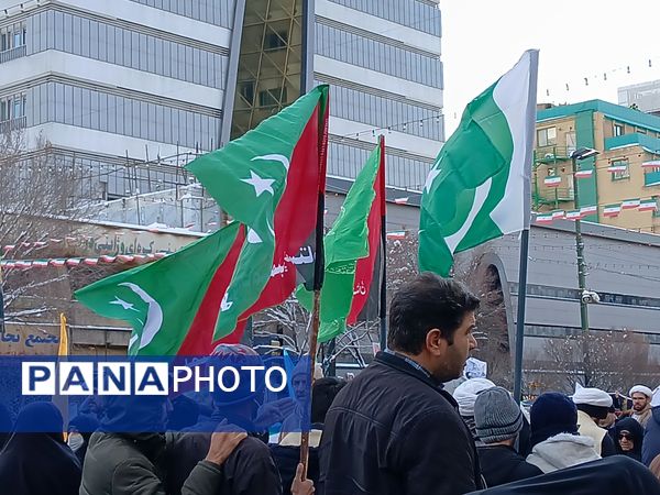 حضور پرشور مردم مشهدی در راهپیمایی ۲۲ بهمن 