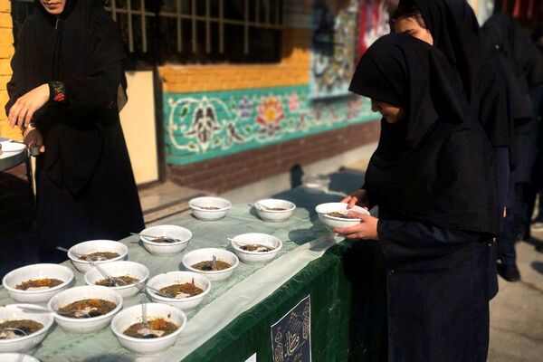 آیین فاطمیه با پخت آش نذری و مراسم عزاداری در دبیرستان شاهد صدیقه طاهره(س) اسلامشهر