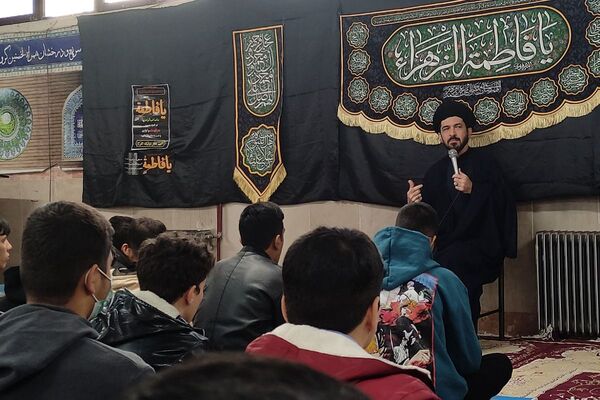 در اغنای دل‌ها هنرستان موفقیان اسلامشهر میزبان آیین فاطمیه و سفره احسان بانوی نور بود