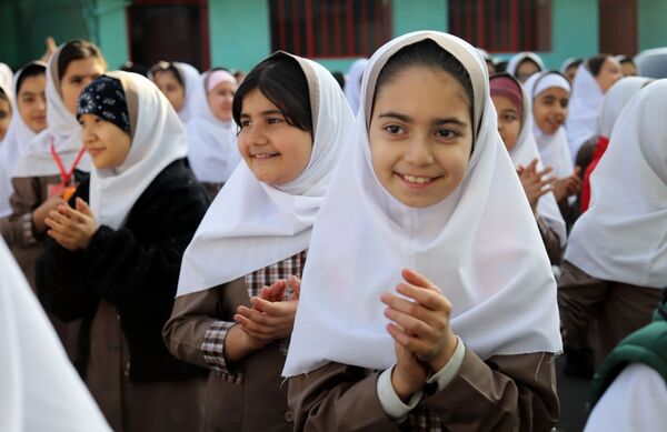 صبحگاهی غرق در علم و شادمانی در آموزشگاه جمهوری اسلامی ناحیه یک شهرستان بهارستان 