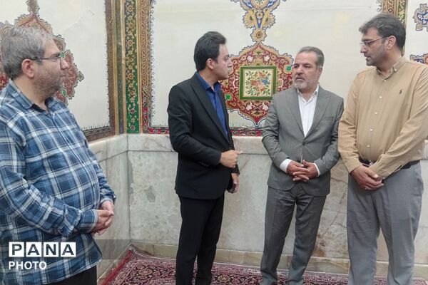 غبارروبی مزار شهدا با حضور مدیر آموزش و پرورش ناحیه دو شهرری 