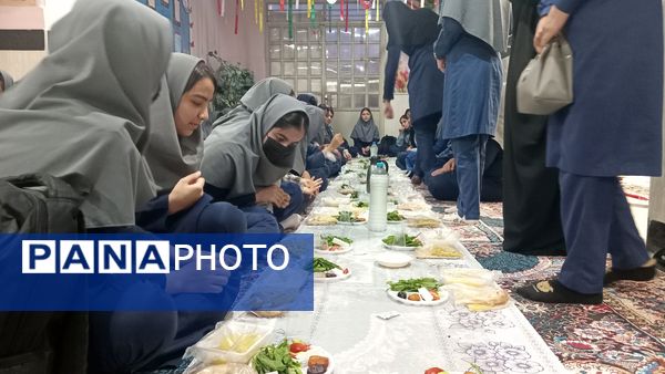 سفره مهربانی مهمانی خدا در آموزشگاه دخترانه نمونه دولتی فدک شهرستان فاروج 