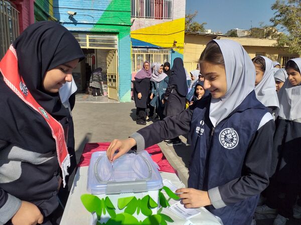 شور و شوق انتخابات شورای دانش آموزی در دبستان دخترانه میمنت زین اقلی