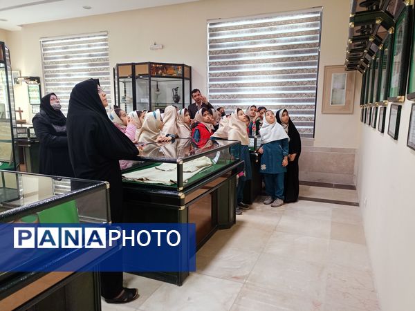 غبارروبی مزار شهدا توسط دانش‌آموزان دبستان سمیه