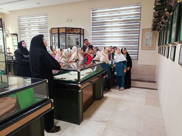 غبارروبی مزار شهدا توسط دانش‌آموزان دبستان سمیه