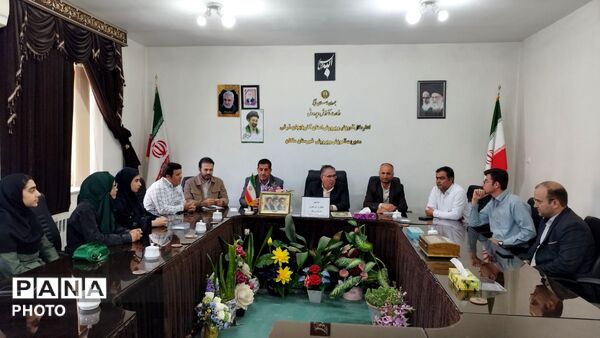 تقدیر از دانش آموز خبرنگاران ملکان توسط مدیر آموزش و پرورش